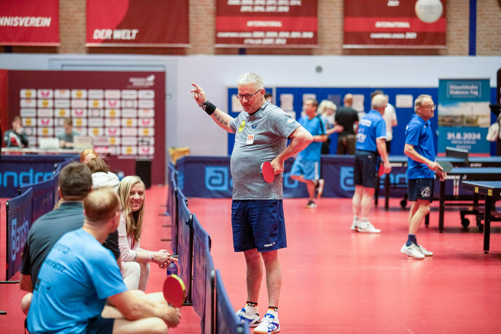 Tischtennisspieler im Gespräch bei einem Turnier