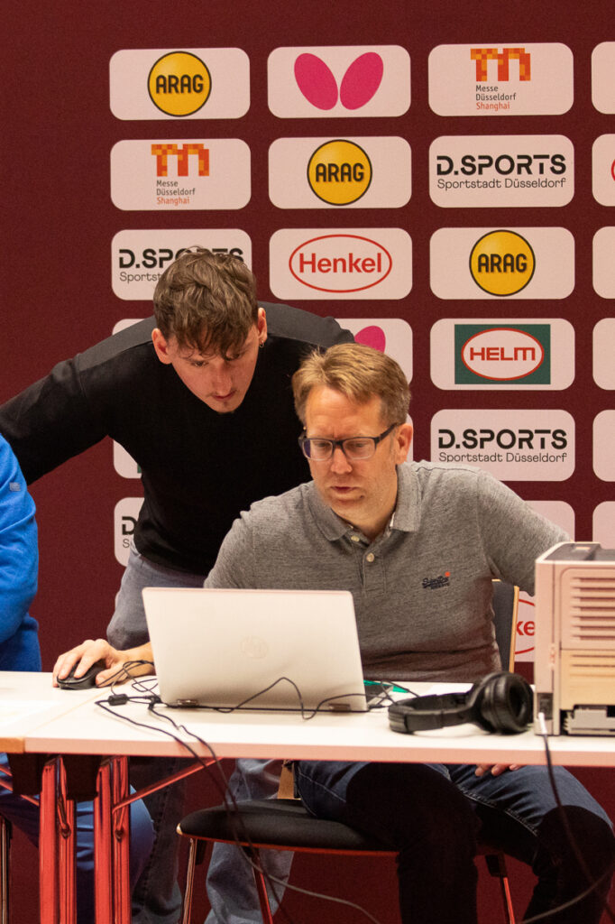 Männer arbeiten am Laptop bei Sportstadt Düsseldorf Event
