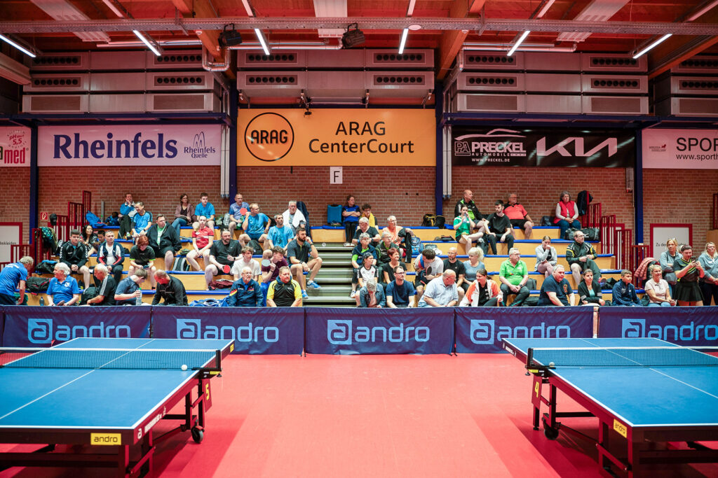 Tischtennis-Turnier mit Zuschauern in einer Halle