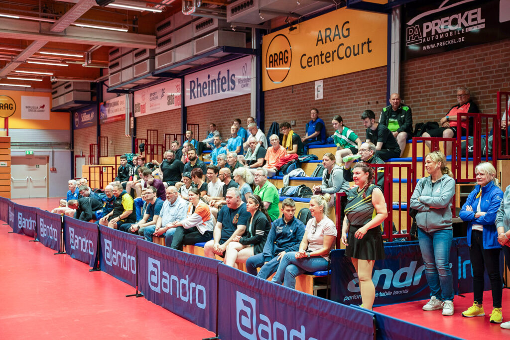 Zuschauer in Sporthalle bei Tischtennisturnier