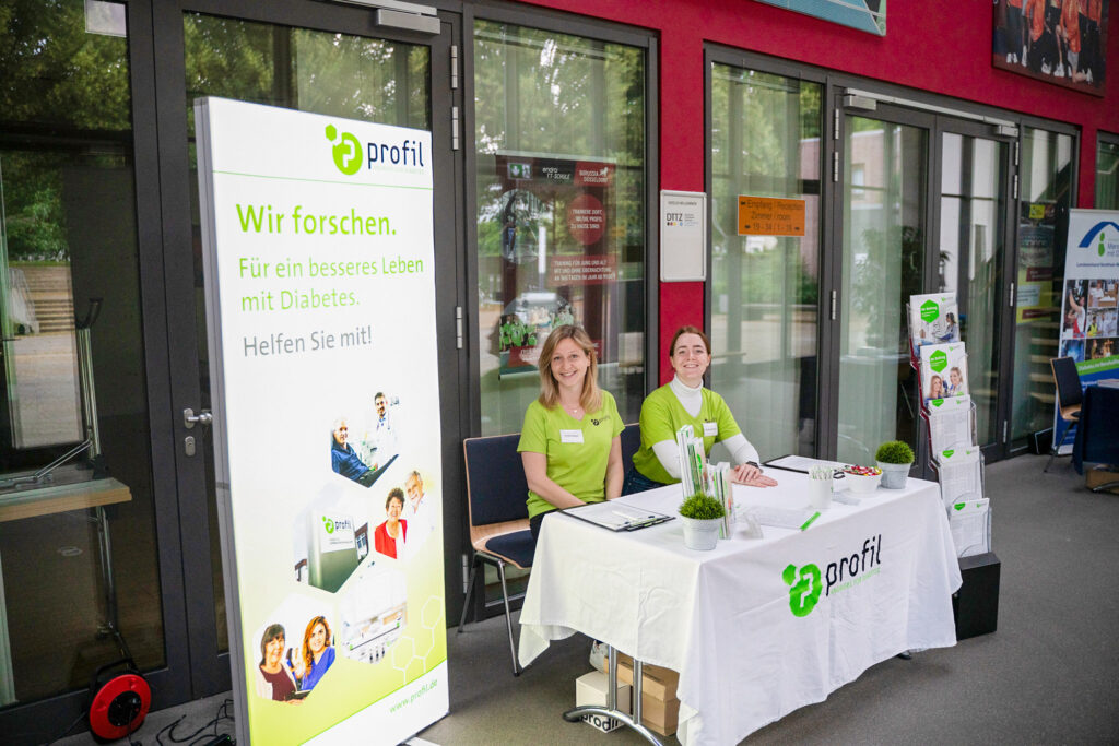 Zwei Personen an einem Diabetes-Informationsstand