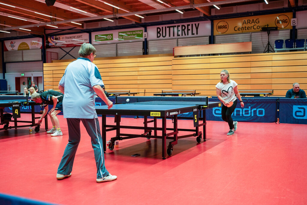 Ältere Männer beim Tischtennisspiel in Sporthalle