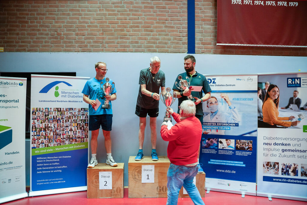 Senioren Tischtennis-Wettbewerb Sieger auf dem Podium